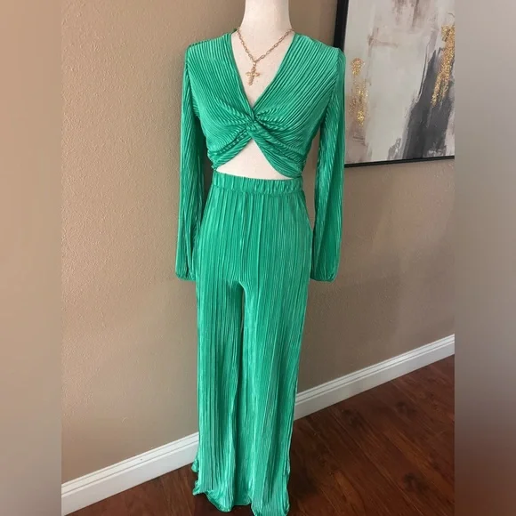 Green crop top plisse set with pants - Picture 4 of 11